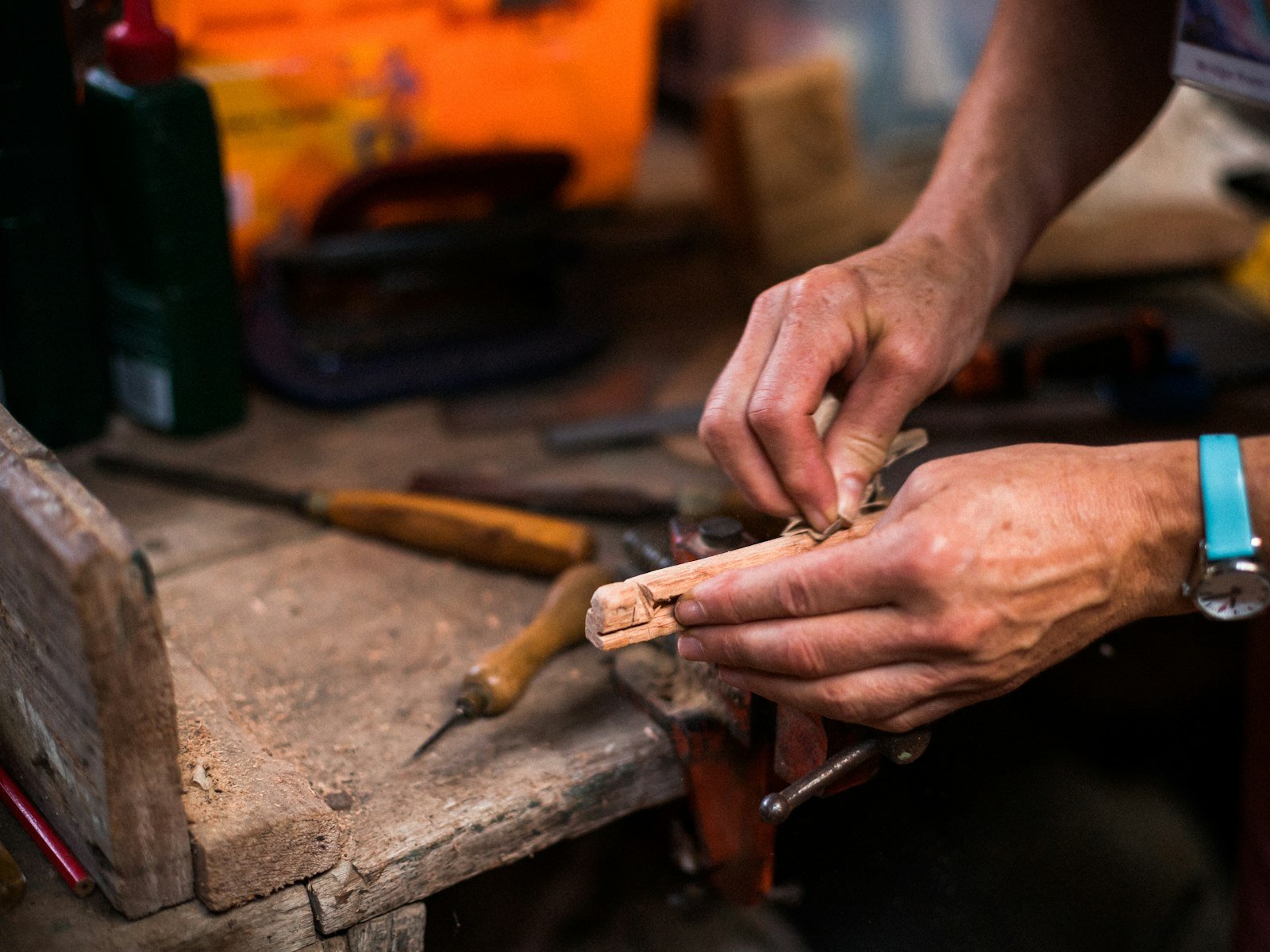 Mains travaillant une pièce sur un établi en bois